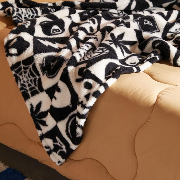 Urban Outfitters Other - NWT Urban Outfitters printed throw blanket